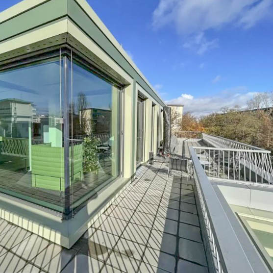 Hell + Hochwertig + Dachterrasse