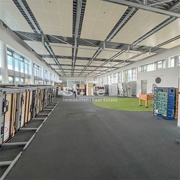 Loftfläche mit über 6 m Raumhöhe