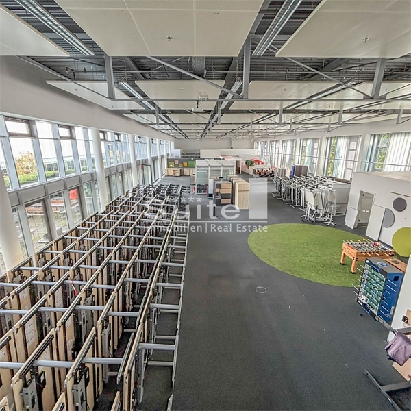 Loftfläche mit über 6 m Raumhöhe