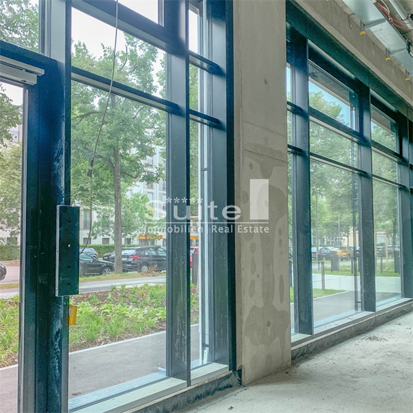 Loftige Raumhöhe: Showroom oder Retail oder Labor