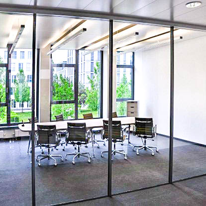 Mit begrüntem Innenhof und Dachterrassen